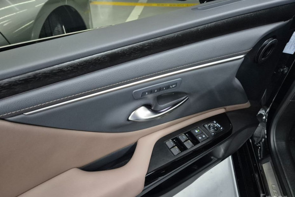 2025 Lexus ES с пробегом 4 839 км