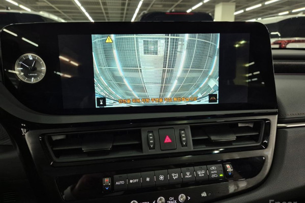 2025 Lexus ES с пробегом 4 839 км