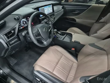2025 Lexus ES с пробегом 4 839 км