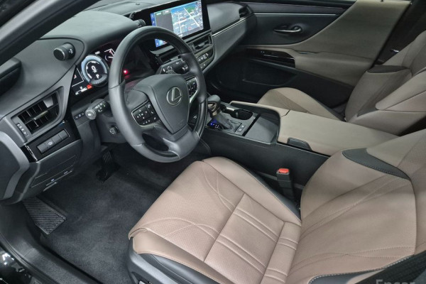 2025 Lexus ES с пробегом 4 839 км