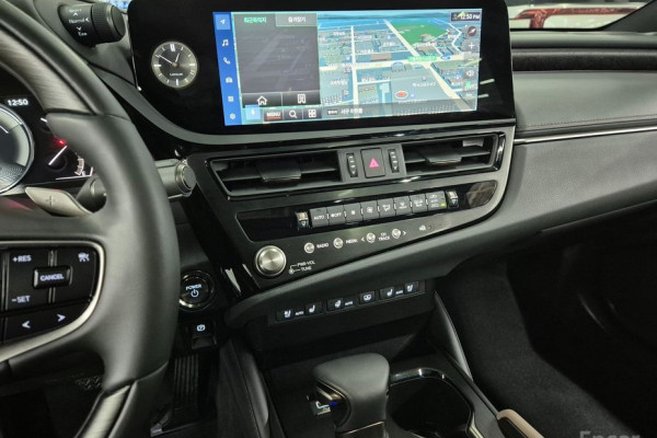 2025 Lexus ES с пробегом 4 839 км