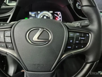 2025 Lexus ES с пробегом 4 839 км
