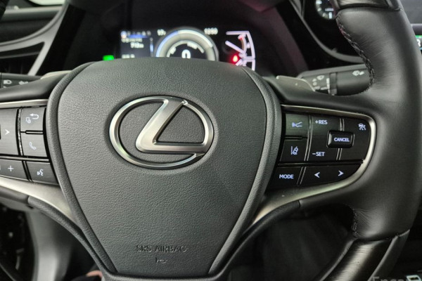 2025 Lexus ES с пробегом 4 839 км