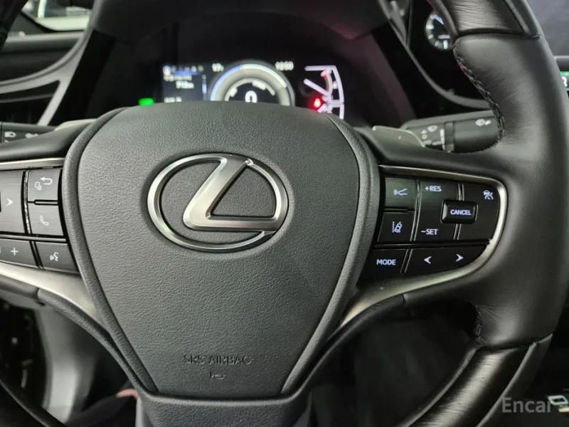 2025 Lexus ES с пробегом 4 839 км