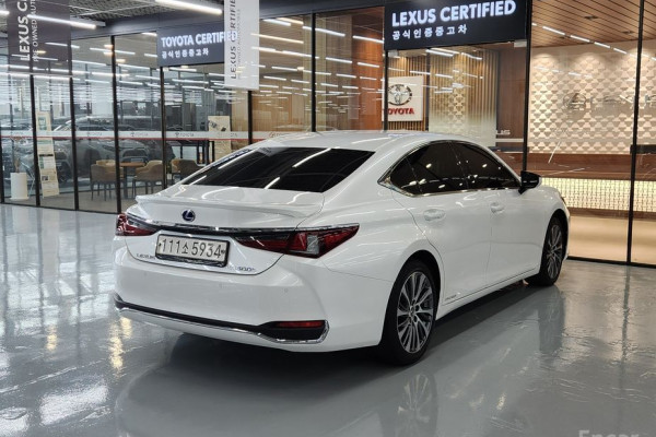 2020 Lexus ES с пробегом 85 670 км