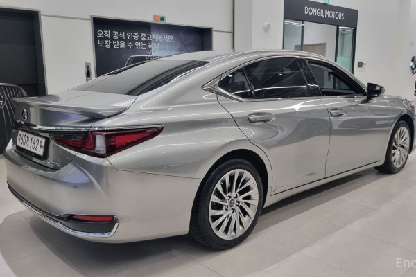 2021 Lexus ES с пробегом 63 604 км