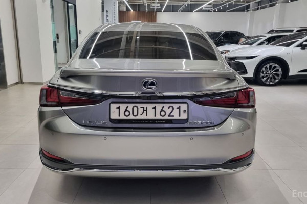2021 Lexus ES с пробегом 63 604 км