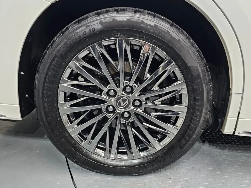 2025 Lexus LM с пробегом 18 252 км