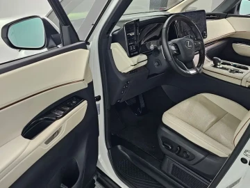 2025 Lexus LM с пробегом 18 252 км