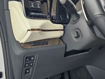 2025 Lexus LM с пробегом 18 252 км