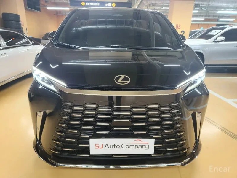 2024 Lexus LM с пробегом 20 000 км