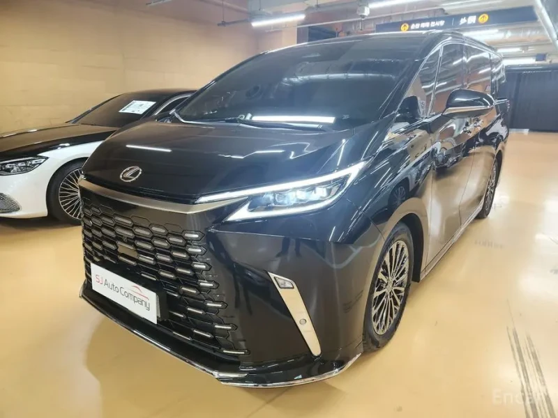 2024 Lexus LM с пробегом 20 000 км