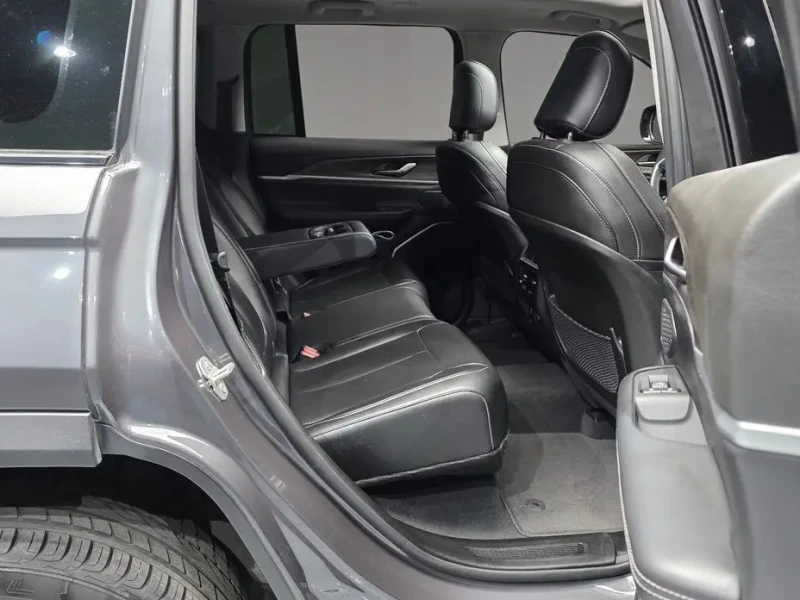 2023 Jeep Grand Cherokee с пробегом 35 284 км