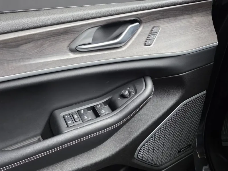 2023 Jeep Grand Cherokee с пробегом 35 284 км
