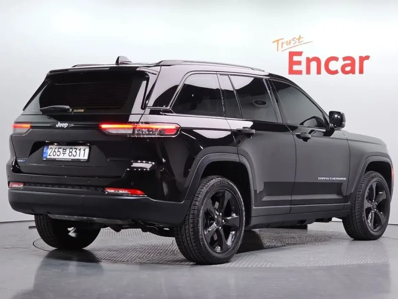 2023 Jeep Grand Cherokee с пробегом 16 750 км