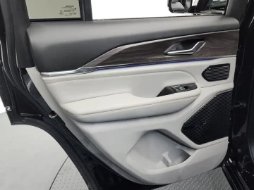 2023 Jeep Grand Cherokee с пробегом 46 517 км