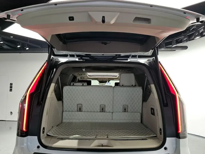 2023 Cadillac Escalade с пробегом 17 657 км