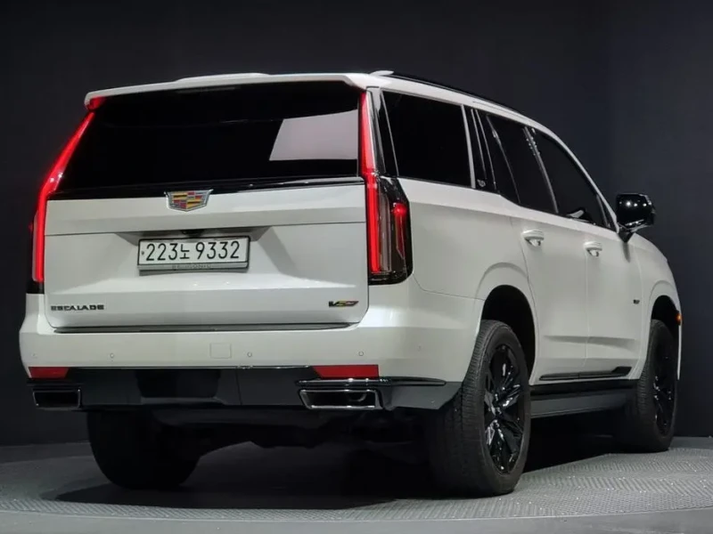 2023 Cadillac Escalade с пробегом 65 875 км