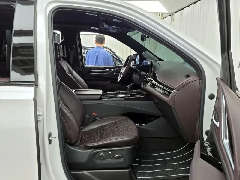 2023 Cadillac Escalade с пробегом 65 875 км