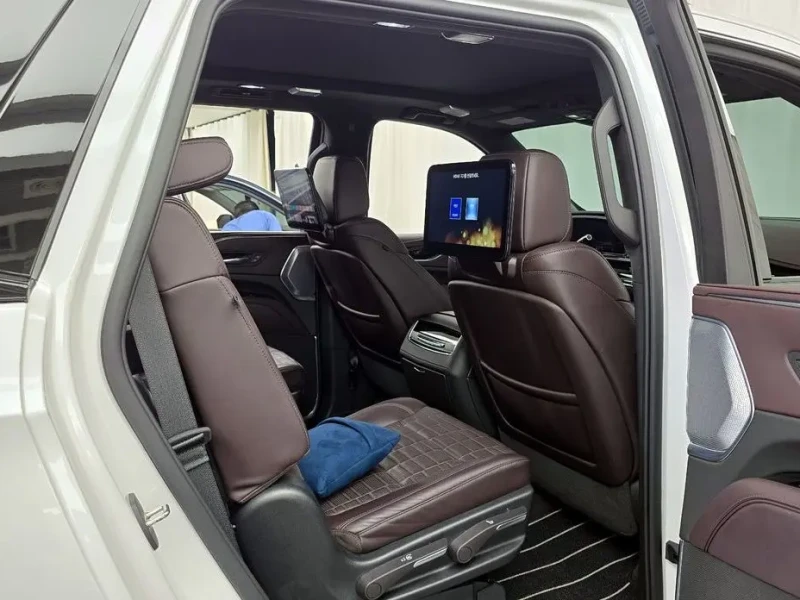2023 Cadillac Escalade с пробегом 65 875 км