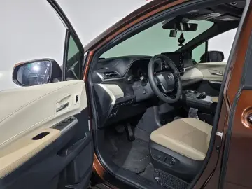 2023 Toyota Sienna с пробегом 58 636 км