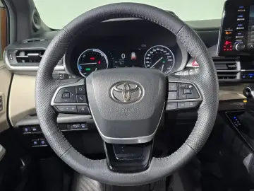2023 Toyota Sienna с пробегом 58 636 км