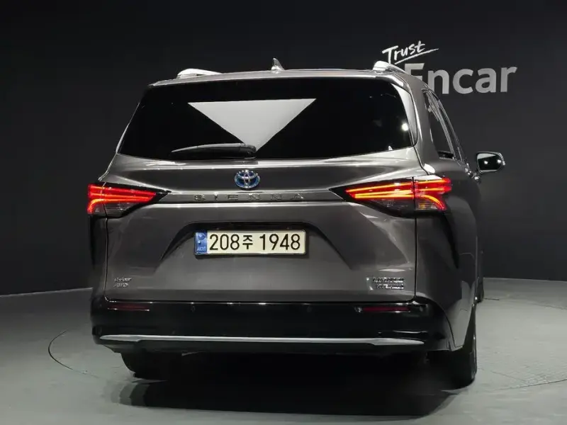 2023 Toyota Sienna с пробегом 55 842 км