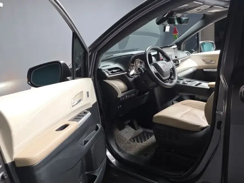 2023 Toyota Sienna с пробегом 55 842 км