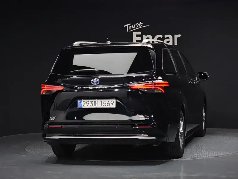 2023 Toyota Sienna с пробегом 9 779 км