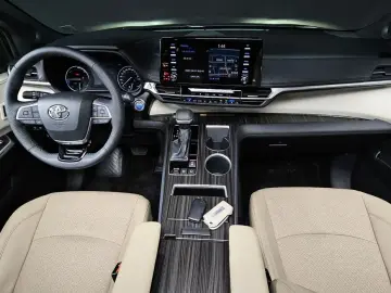 2023 Toyota Sienna с пробегом 9 779 км