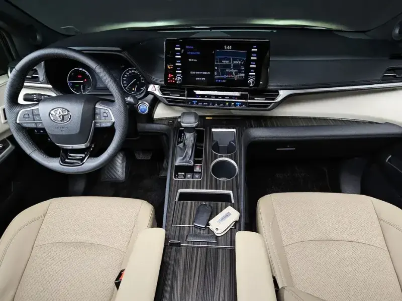 2023 Toyota Sienna с пробегом 9 779 км