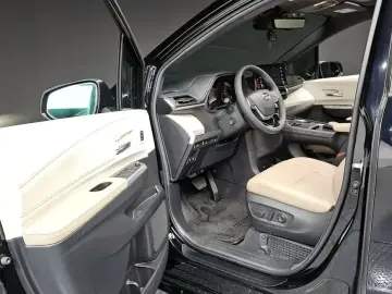 2023 Toyota Sienna с пробегом 9 779 км