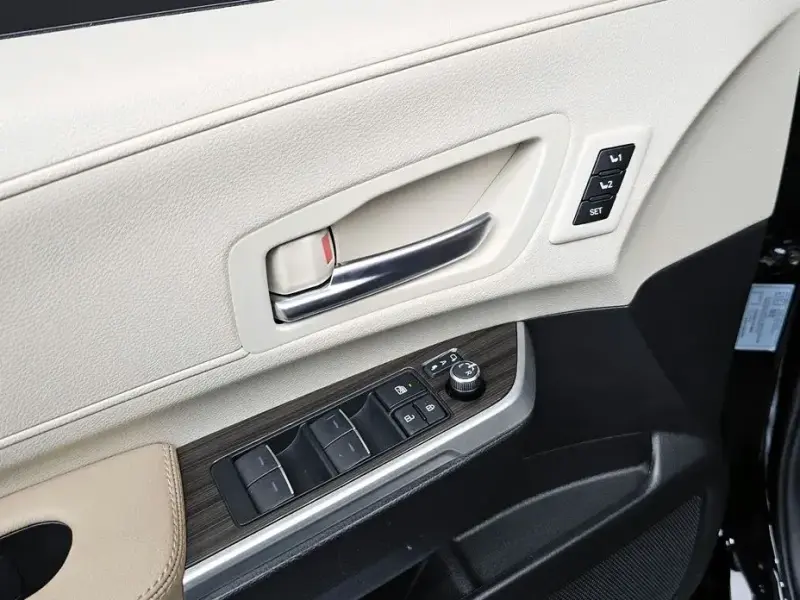 2023 Toyota Sienna с пробегом 9 779 км