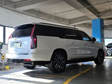 2023 Cadillac Escalade с пробегом 17 657 км