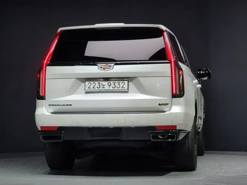 2023 Cadillac Escalade с пробегом 65 875 км
