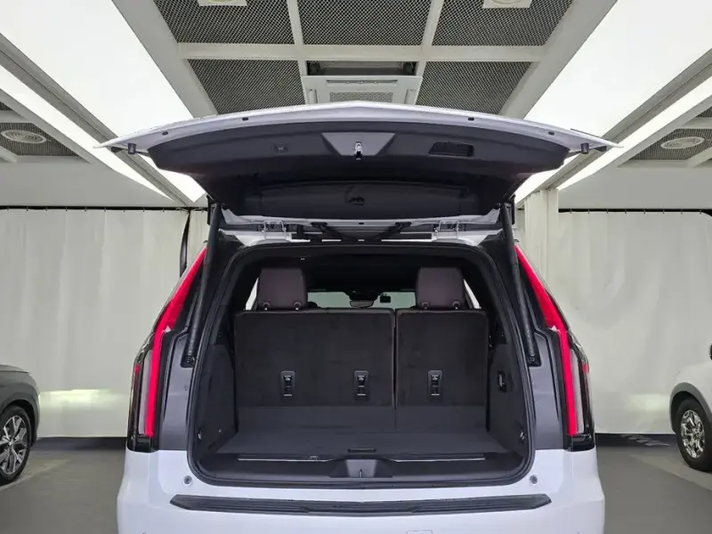 2023 Cadillac Escalade с пробегом 65 875 км