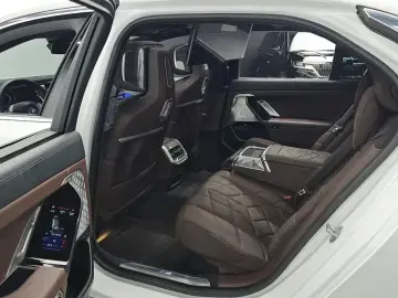 2023 BMW 7 серии с пробегом 33 287 км