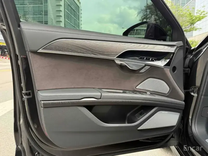 2023 Audi A8 с пробегом 9 760 км