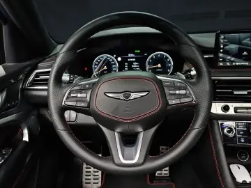 2025 Genesis G70 с пробегом 14 910 км