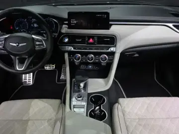 2023 Genesis G70 с пробегом 24 970 км