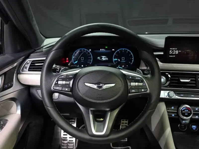 2023 Genesis G70 с пробегом 24 970 км