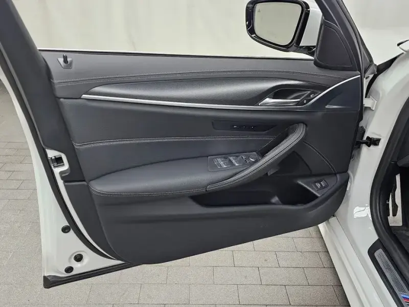 2022 BMW 5 серии с пробегом 29 570 км
