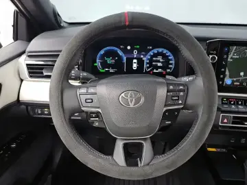 2025 Toyota Camry с пробегом 3 912 км