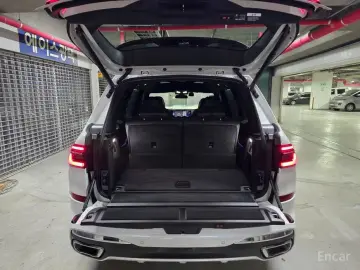 2025 BMW X7 с пробегом 7 606 км