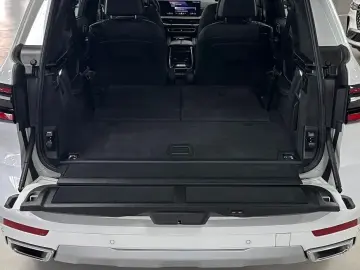 2025 BMW X7 с пробегом 8 980 км