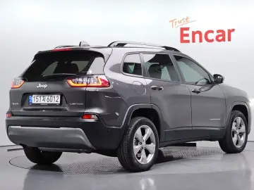 2022 Jeep Cherokee с пробегом 27 843 км