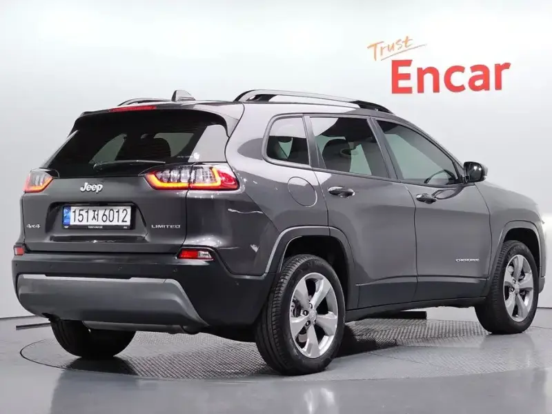 2022 Jeep Cherokee с пробегом 27 843 км