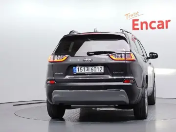 2022 Jeep Cherokee с пробегом 27 843 км