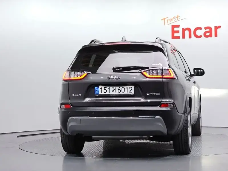 2022 Jeep Cherokee с пробегом 27 843 км