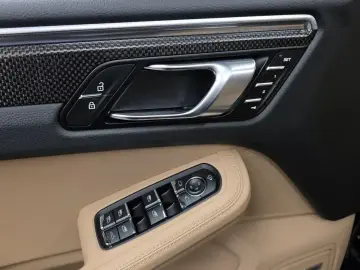 2023 Porsche Macan с пробегом 57 410 км